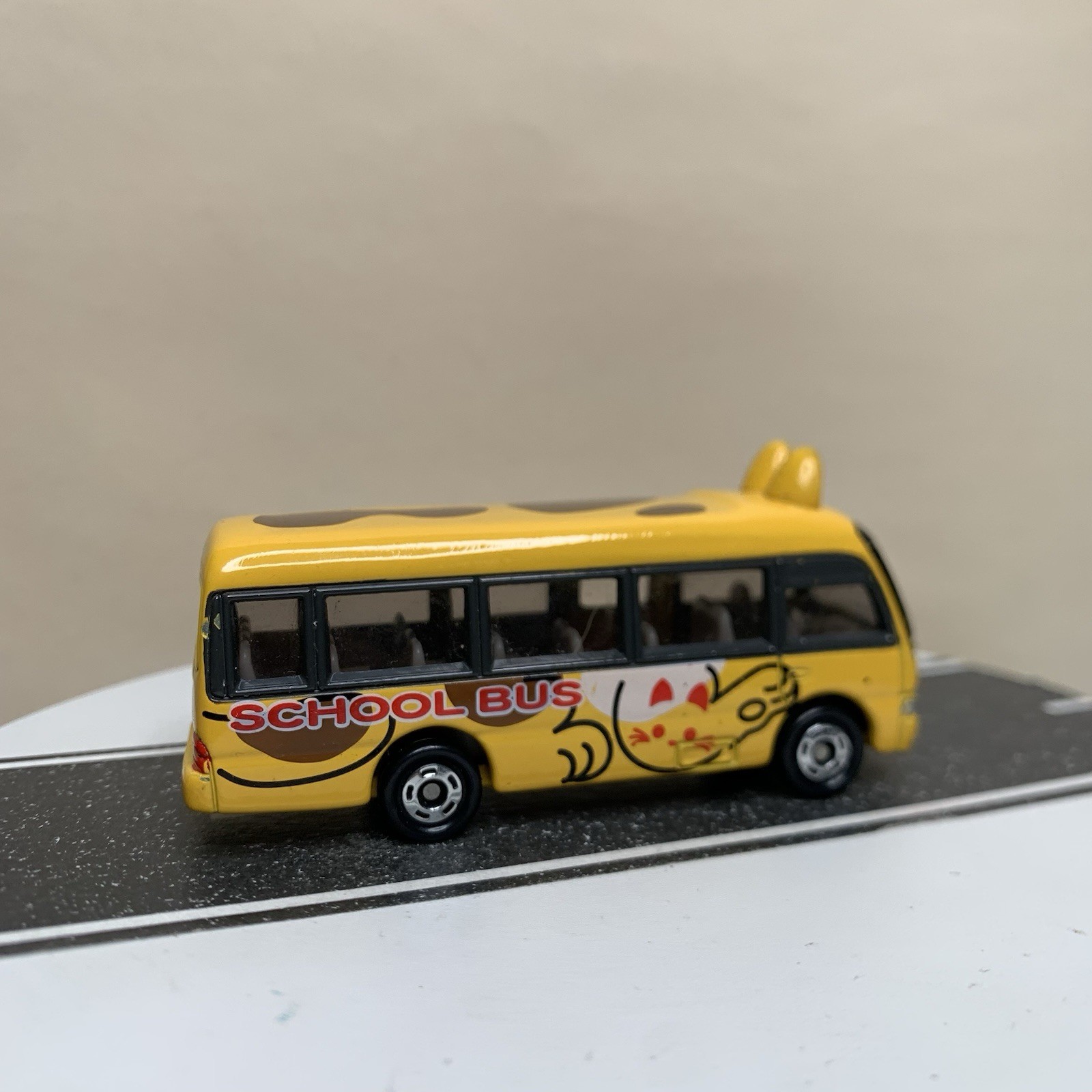 Tomy Tomica #92 Toyota Coaster Kindergarten Cat Animal School Bus Yellow 1/89