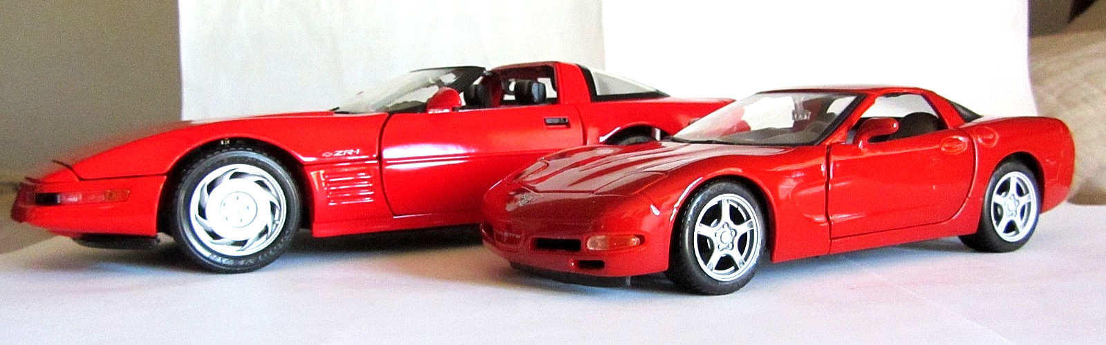 LOT OF 2 1992 RED CHEVY CORVETTE ZR1 1:18 & 1997 RED CORVETTE 1:24 BY MAISTO