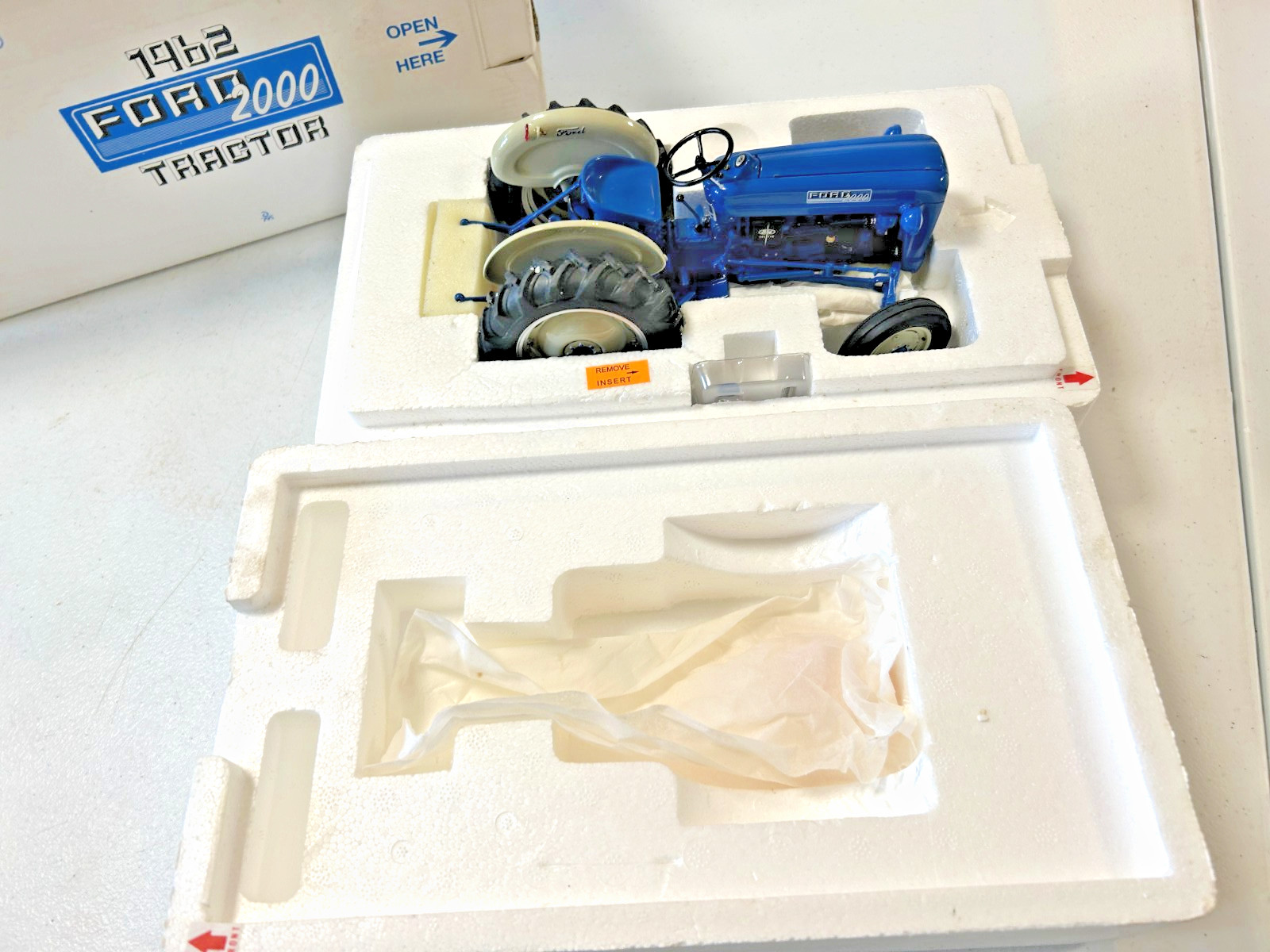 The Danbury Mint 1/16 1962 Ford Model 2000 Blue Diecast Original Box