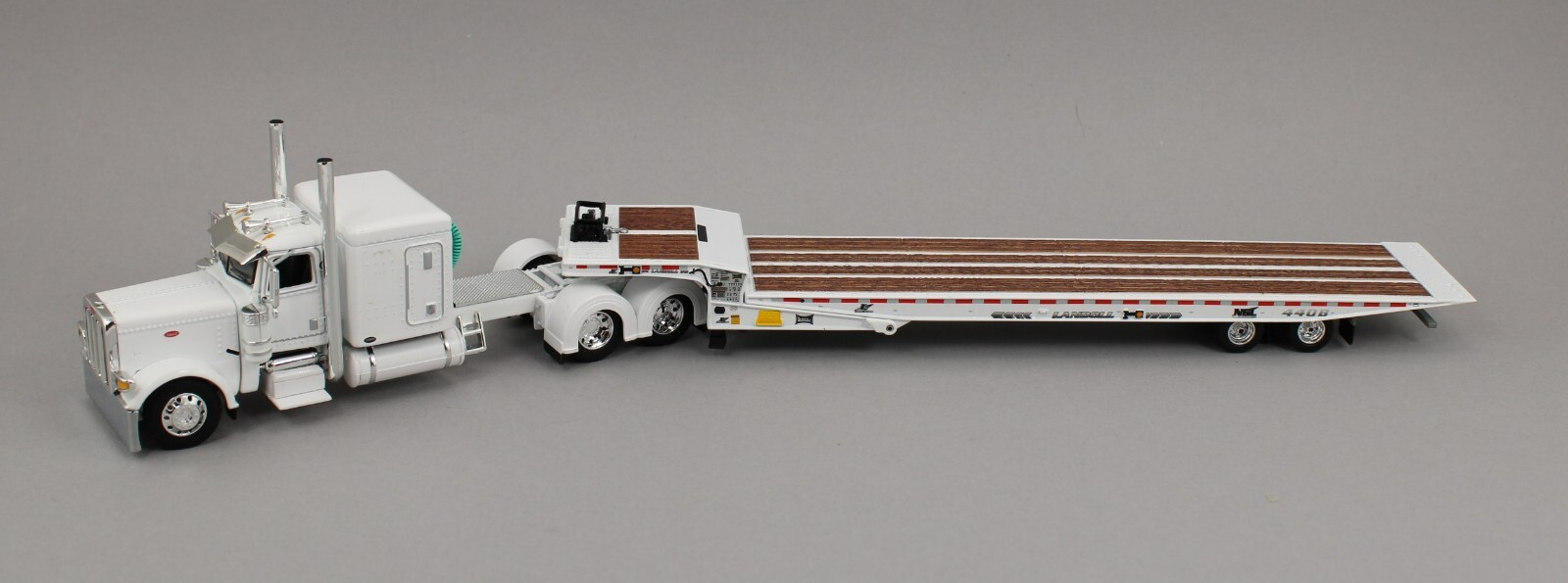 DCP 1:64 *WHITE* Peterbilt 389 63″ Flattop w/LANDOLL 440 Traveling Axle Trailer