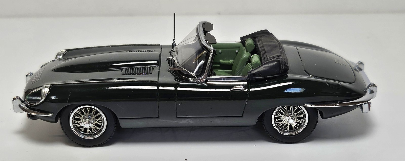 Matrix 1/43 JAGUAR E-TYPE roadster in British racing green!