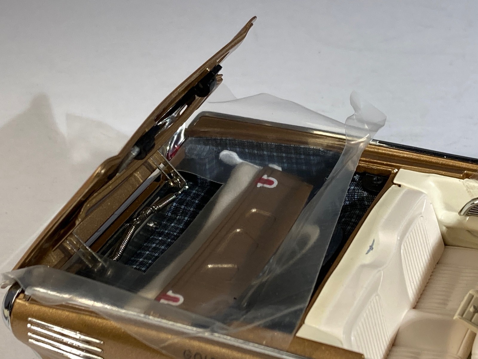 Danbury Mint 1:24 Ford Thunderbird Indy 500 Pace Car Diecast Gold