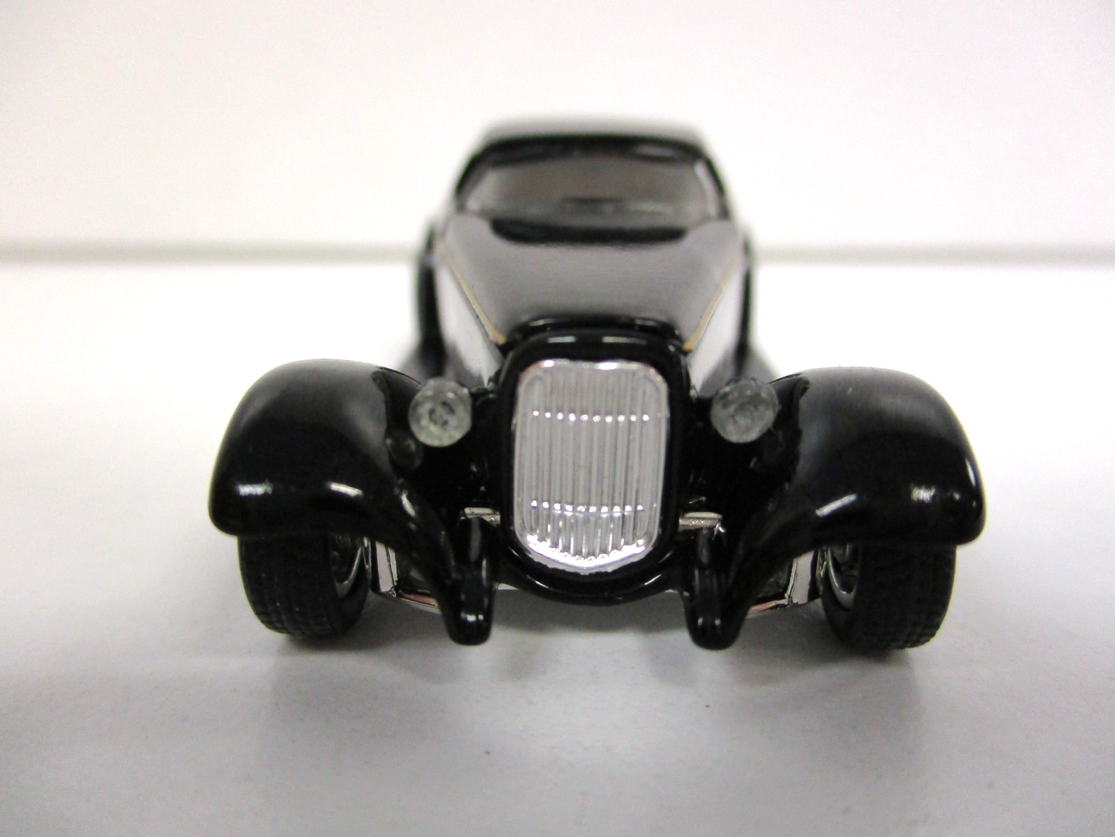 HOT WHEELS – CHIP FOOSE 0032 1932 FORD ROADSTER CUSTOM SHOW CAR – REAL RIDERS