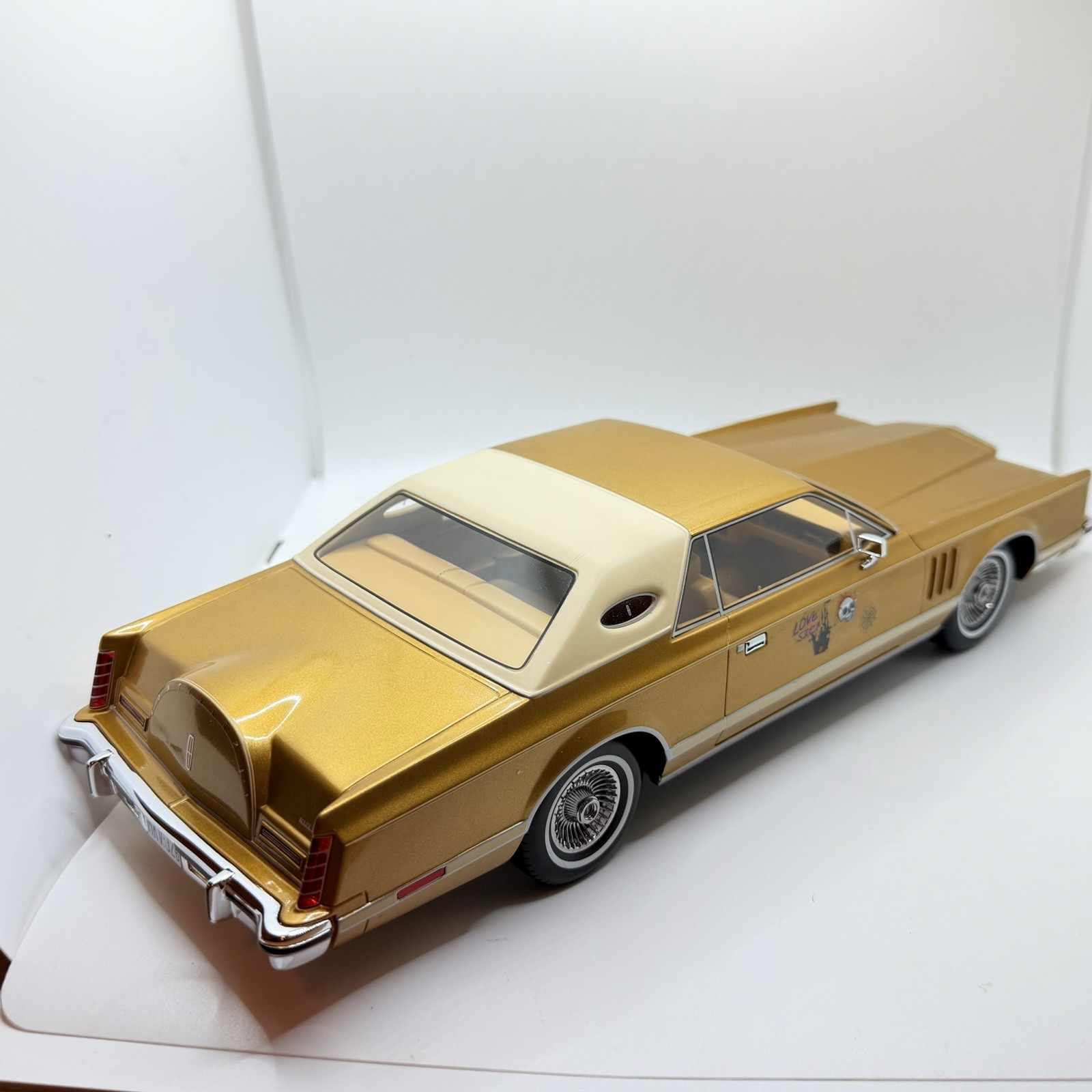 1977 LINCOLN CONTINENTAL MARK V GOLD SEALED MODEL 1:18 by MCG MODEL CAR GROUP