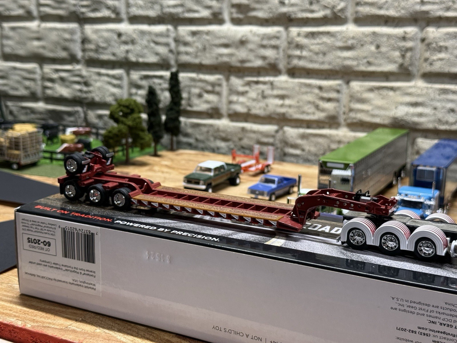 DCP First Gear 2015 Peterbilt 389 1:64 Diecast Semi w/ Lowboy Trailer Red/White