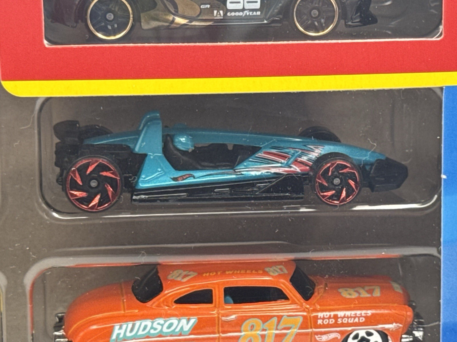 Hot Wheels “Hot Wheels 8” Variety Pack of 8 Cars – 1:64 Diecast Car