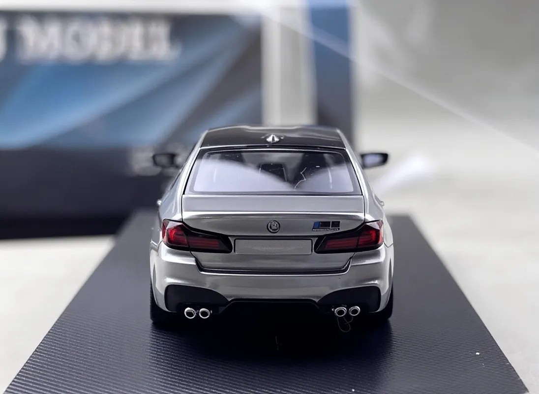 MJ 1:64 Gray M5 F90 Luxury Sedan Sports Model Diecast Metal Car