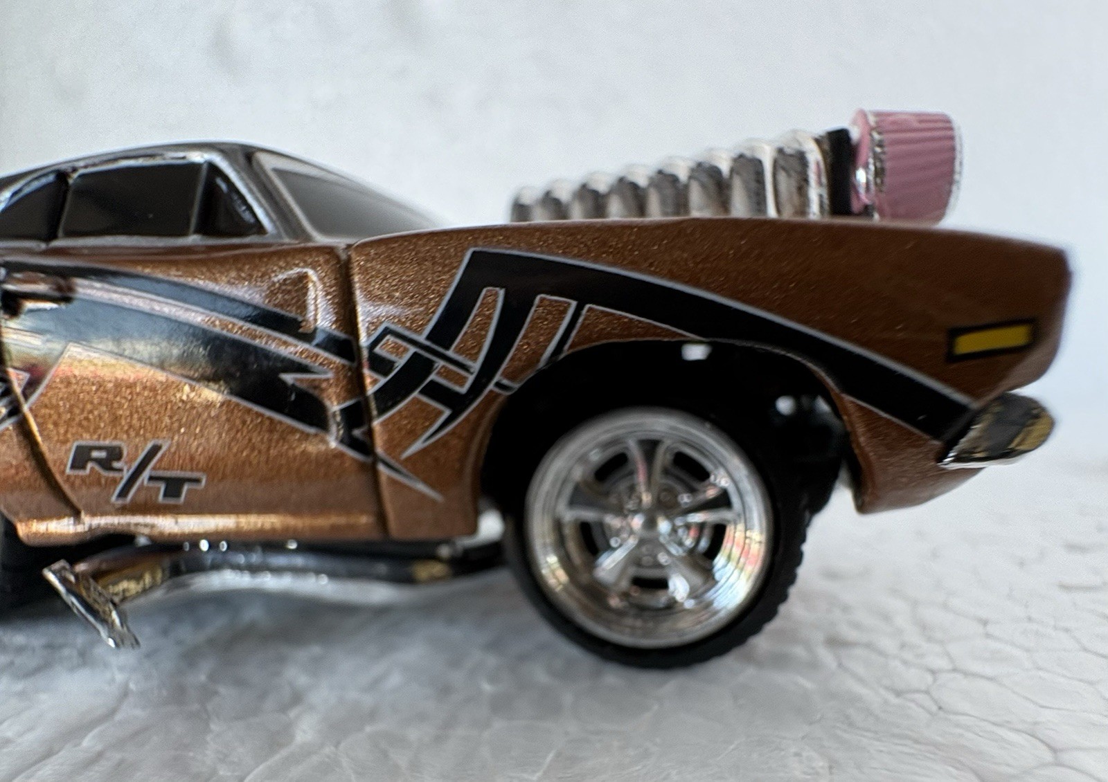 Muscle Machines Dodge Challenger R/T Bronze Chrome Blower Pink Intake 1/64