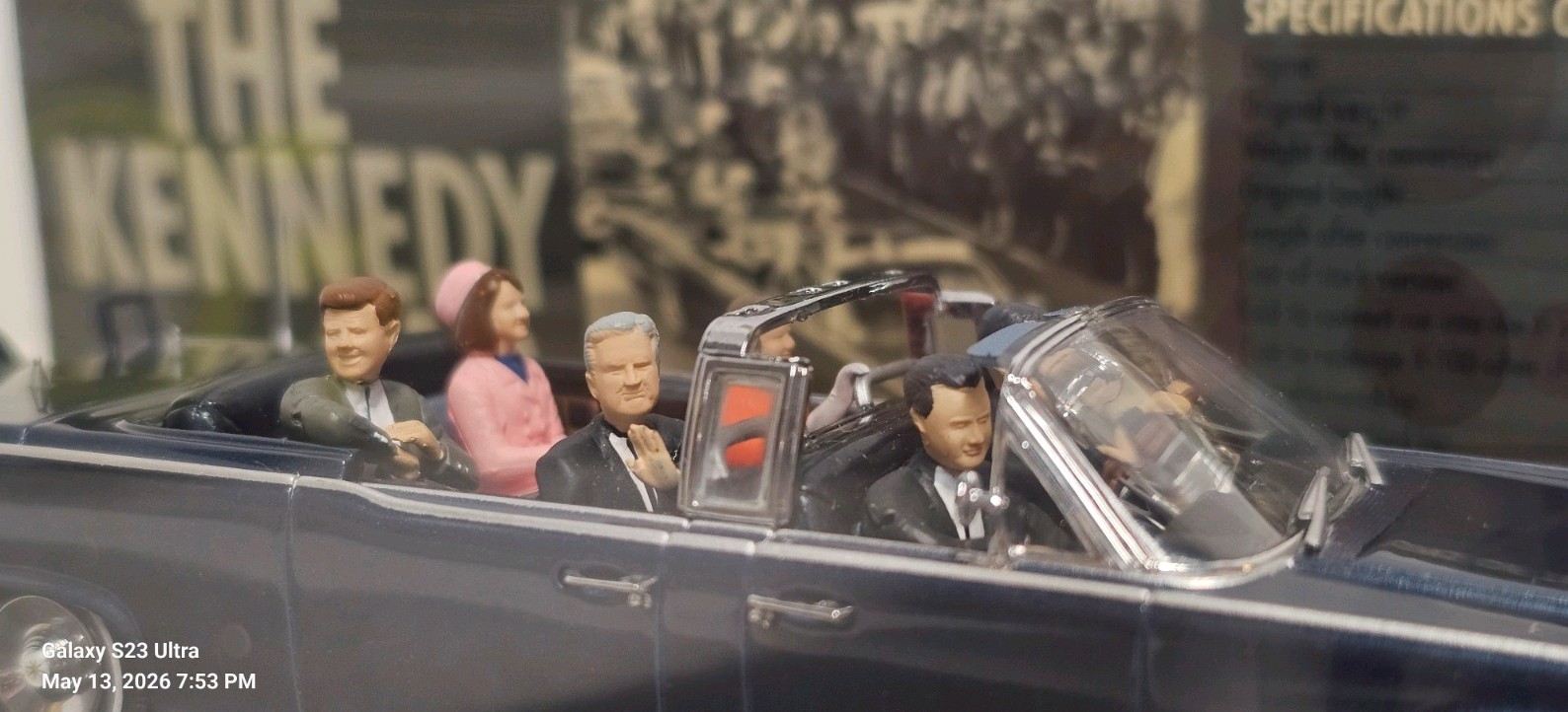 The Kennedy Car 1961 Lincoln Continental Presidential X-100 Minichamps 1/43 Case