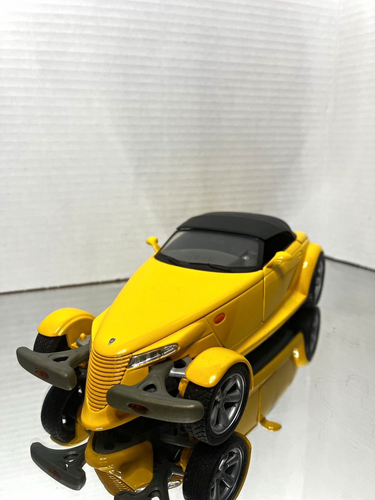 Anson 1:18 1999 Plymouth Prowler Yellow Diecast Convertible – Removable Top