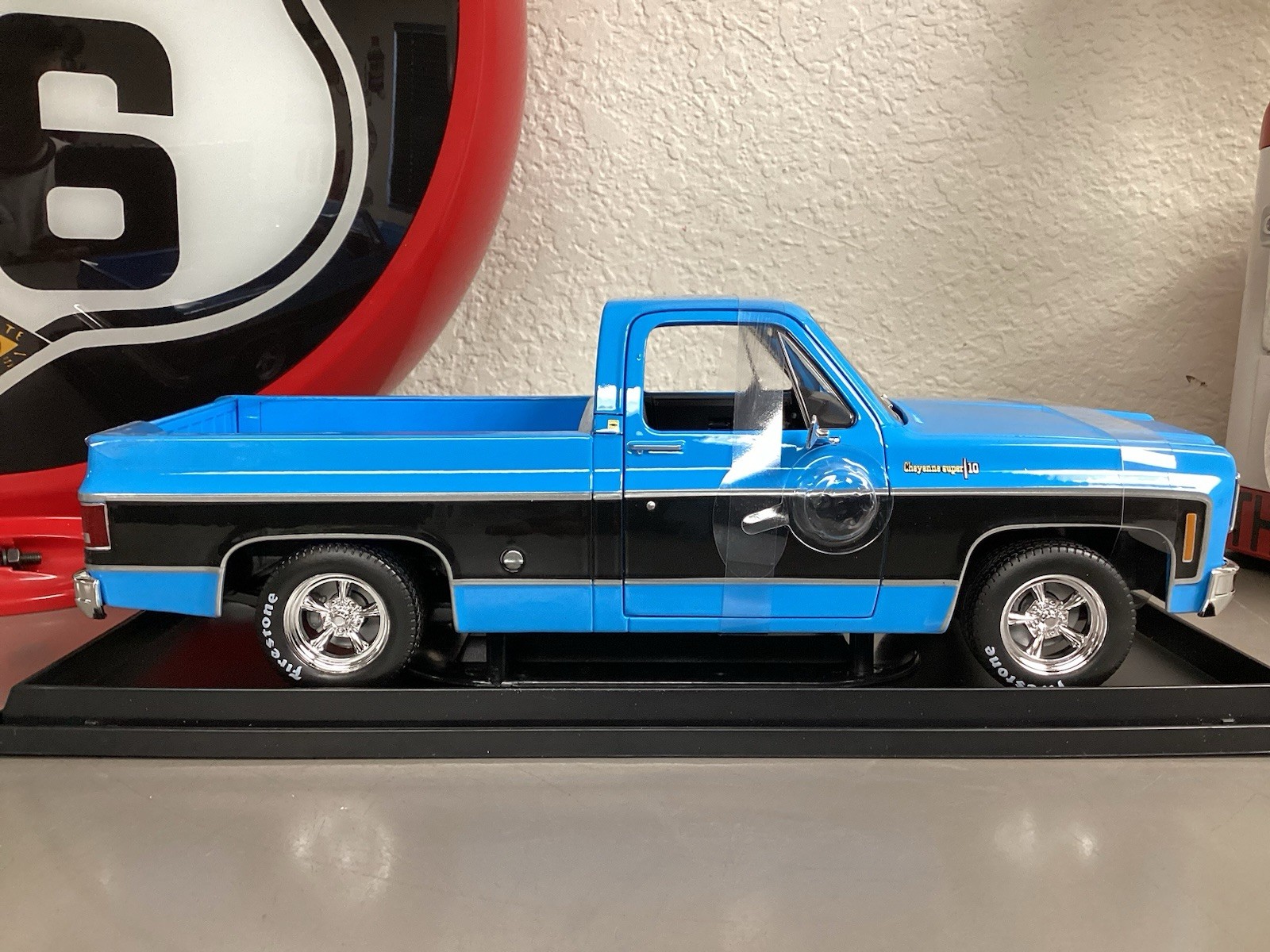 Maisto 1974 Chevrolet C/10 Cheyenne Super 1:18 Scale Special Edition Diecast