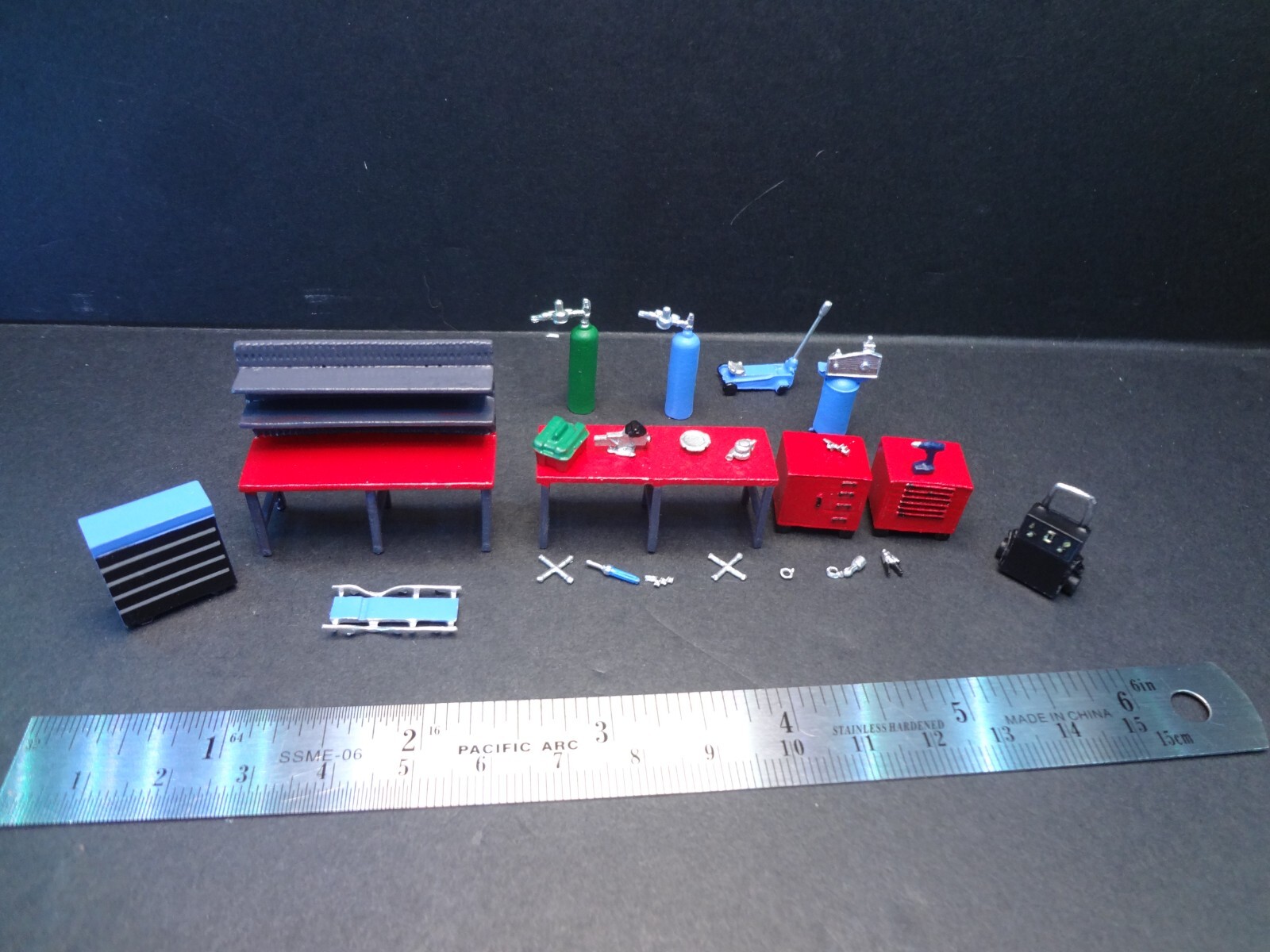 1:64 Scale Auto Repair Shop Workstation & Mechanic Tool Set Diorama Accessories