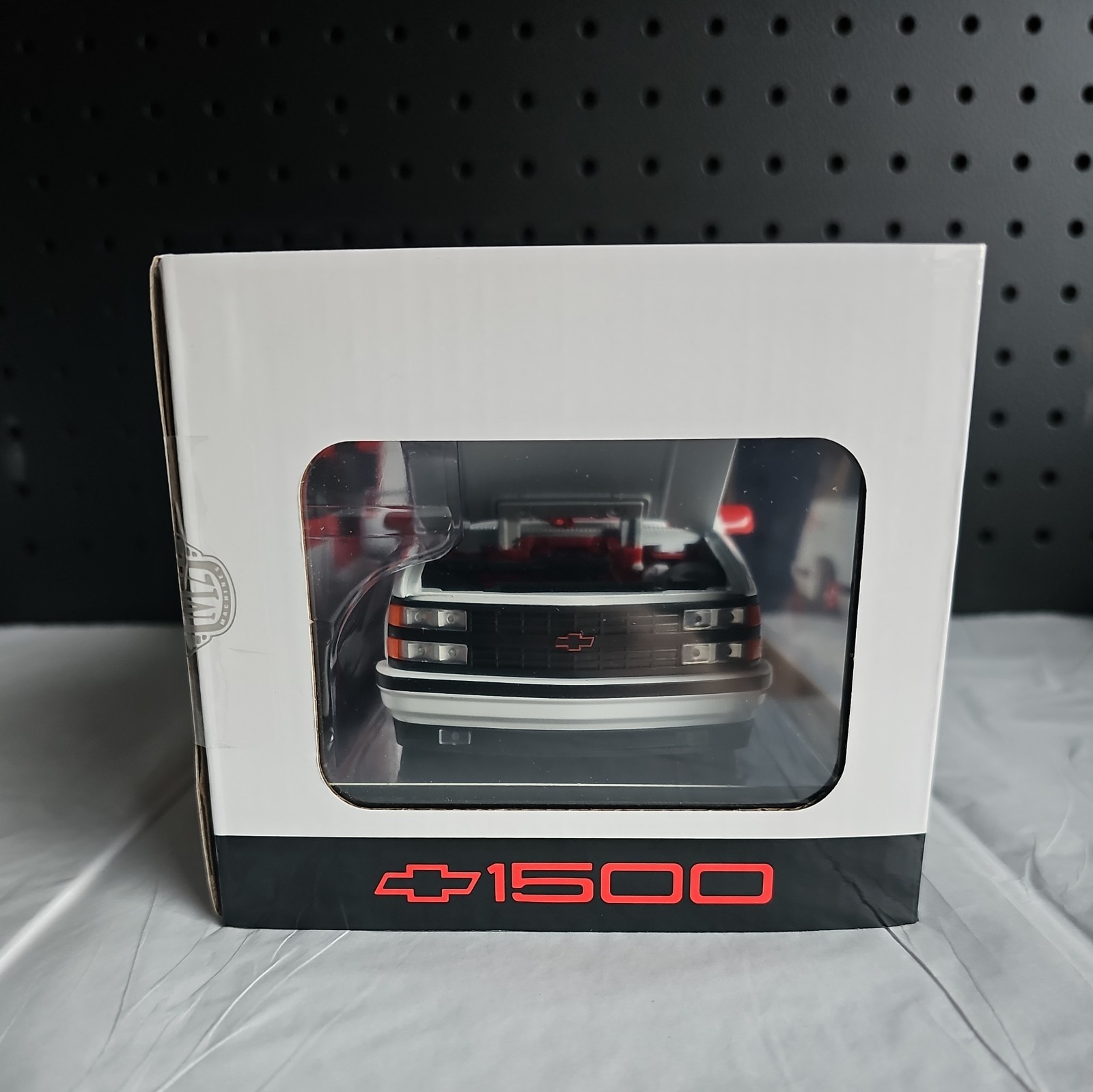 M2 Machines 1:24 1993 Chevrolet C1500 SS 454 CHASE