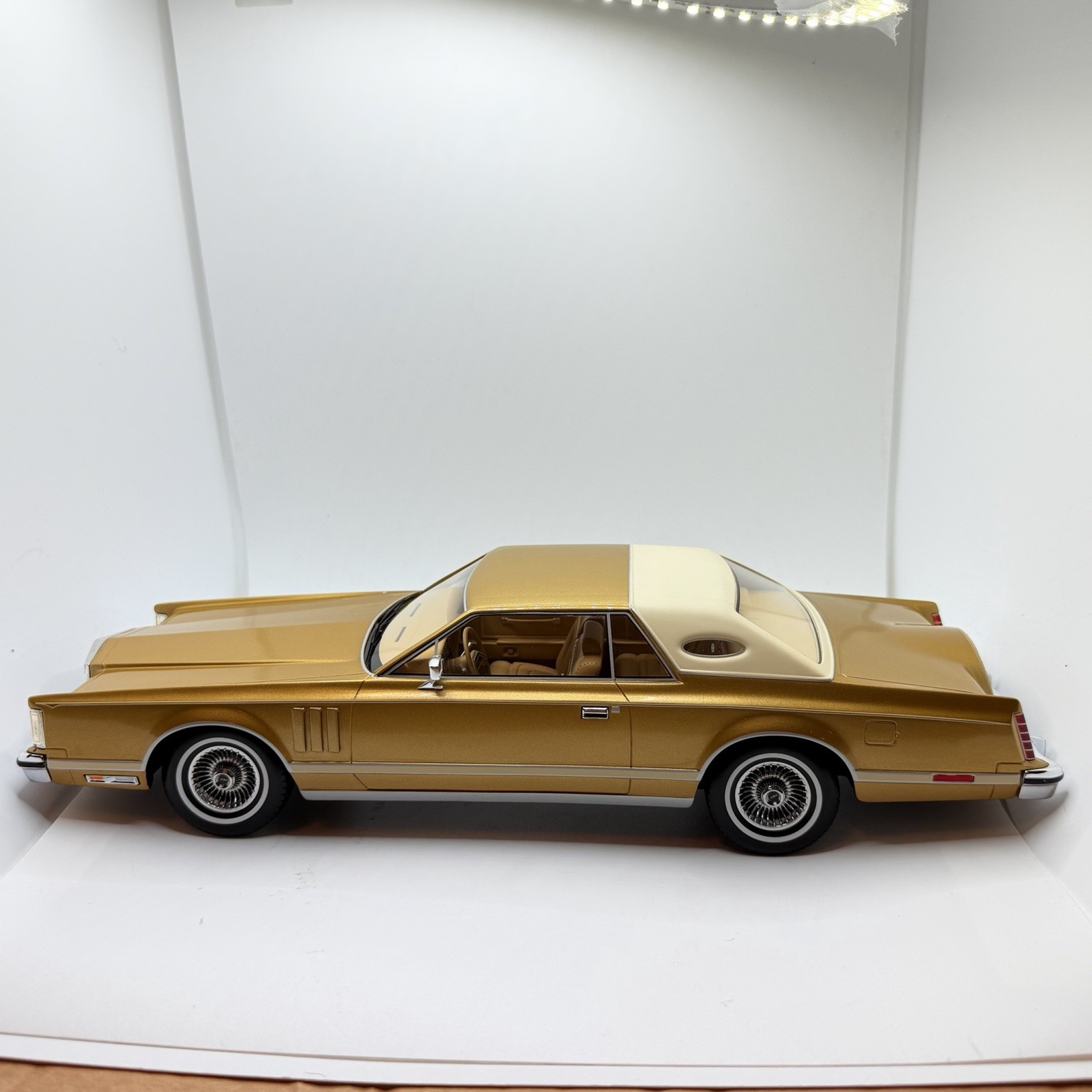 1977 LINCOLN CONTINENTAL MARK V GOLD SEALED MODEL 1:18 by MCG MODEL CAR GROUP