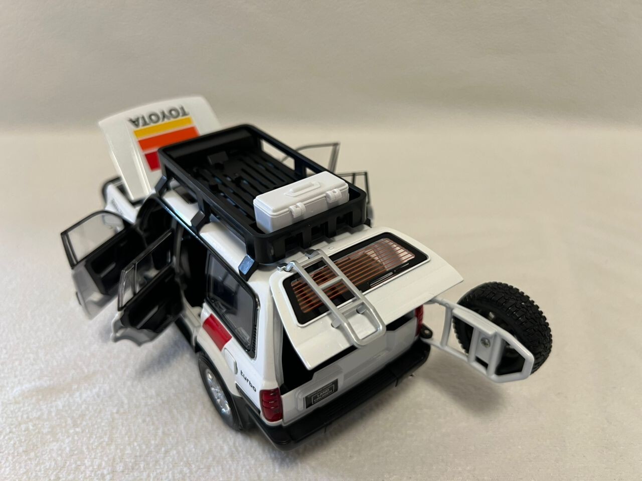 1:24 Toyota Land Cruiser LC80 Car Model Alloy Diecast Vehicle Gift Sound Light