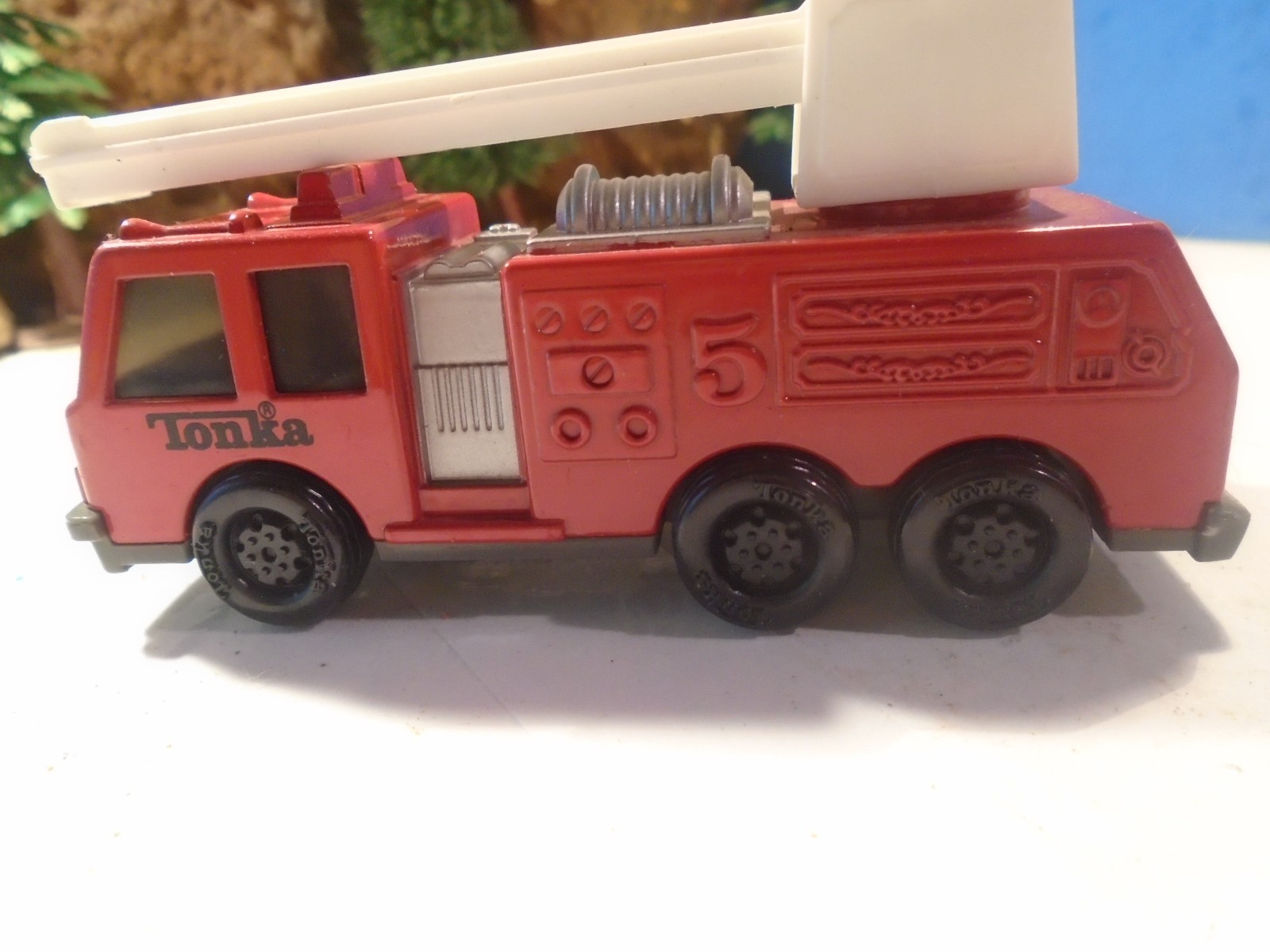TONKA 1/64 SCALE RED DIECAST FIRE AIRAL LADDER TRUCK 1-185-1