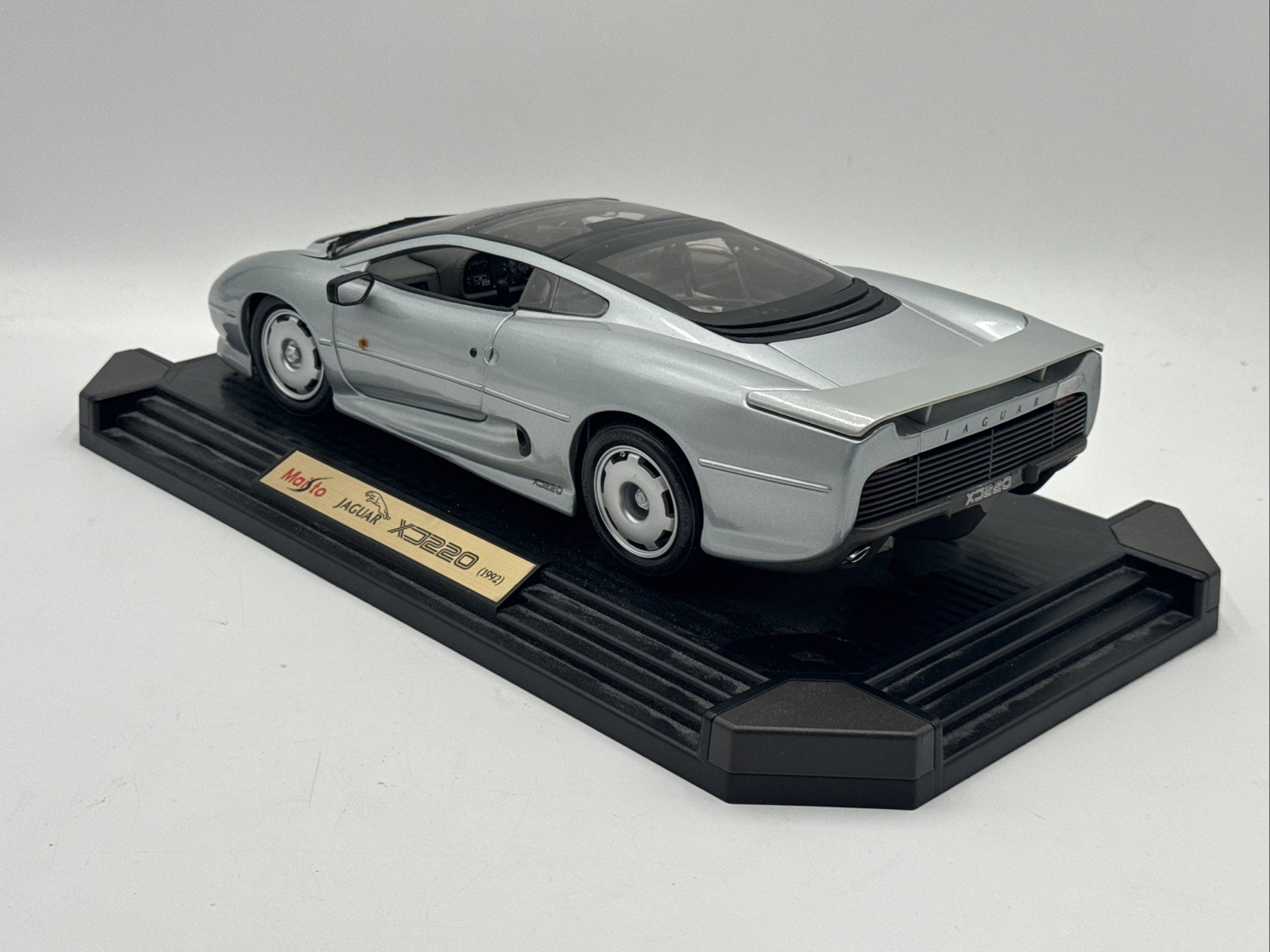 Maisto Silver Jaguar XJ220 1992 Diecast Model Car 1:12 Scale Sports Car W/ Base