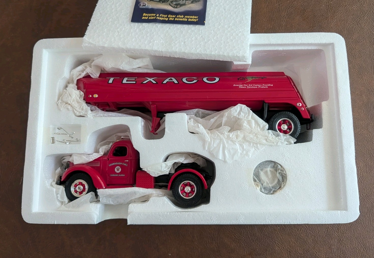 FIRST GEAR 1:34 KB-10 1949 Texaco Tractor Trailer Tanker Truck Red 19-2581 NIB +