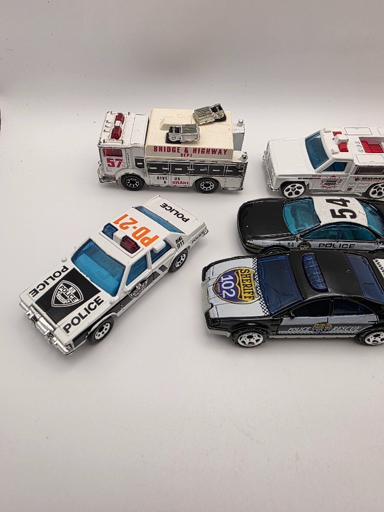 LOT OF 9 EMERGENCY VEHICLES HOT WHEELS MATCHBOX MOTORMAX POLICE (LOT 17721)