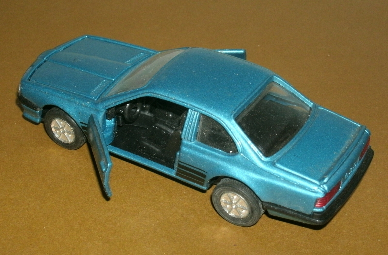 1/41 Scale BMW 635 CSi E24 (6-Series) Diecast Car (4.75″) Sunnyside Toys SS-907