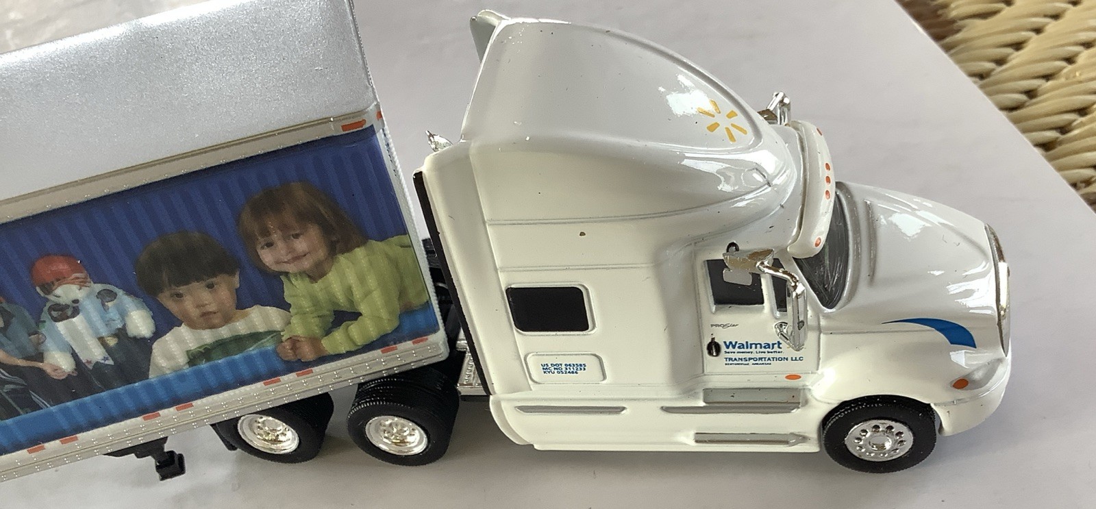 Intl. Prostar Sleeper Cab Tractor w/53’ Dryvan Trailer Walmart (heart Logo) 1:87