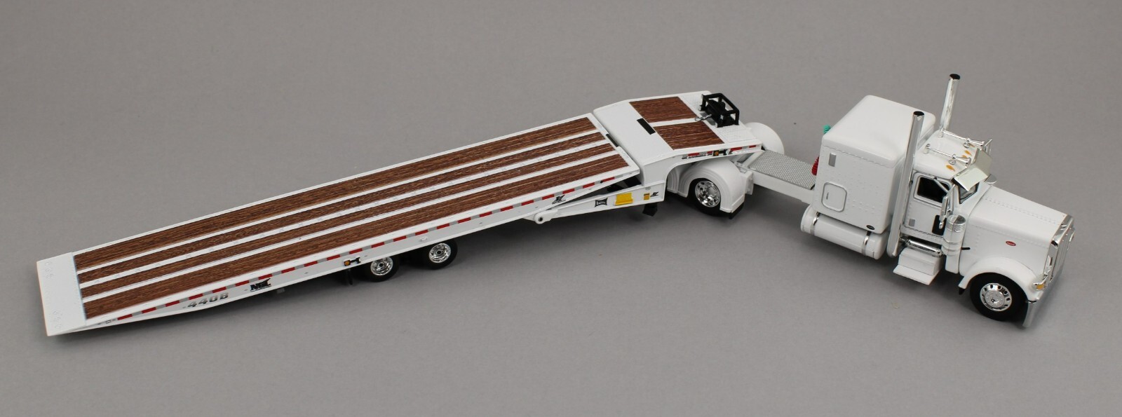 DCP 1:64 *WHITE* Peterbilt 389 63″ Flattop w/LANDOLL 440 Traveling Axle Trailer