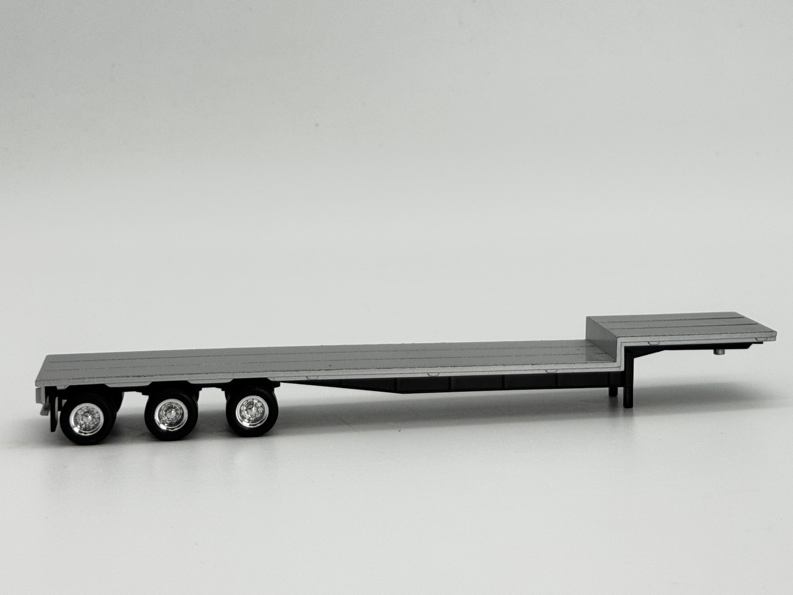 Promotex Herpa 1/87 HO 3 Axle Equipment Trailer Black Gray
