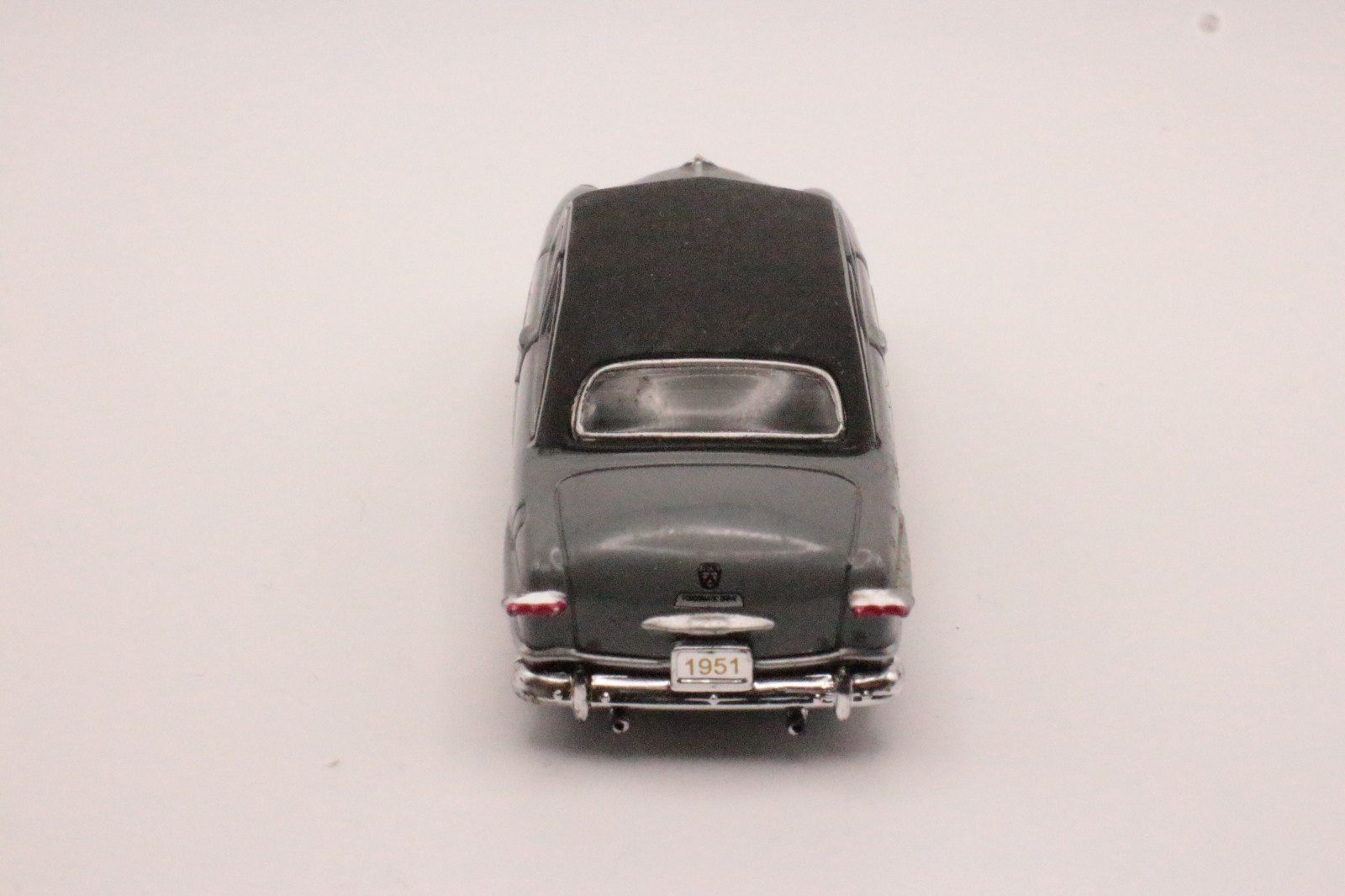 M2 Machines 1951 Ford Crestliner Sedan Bronze Green Vinyl Roof 1:64 Loose