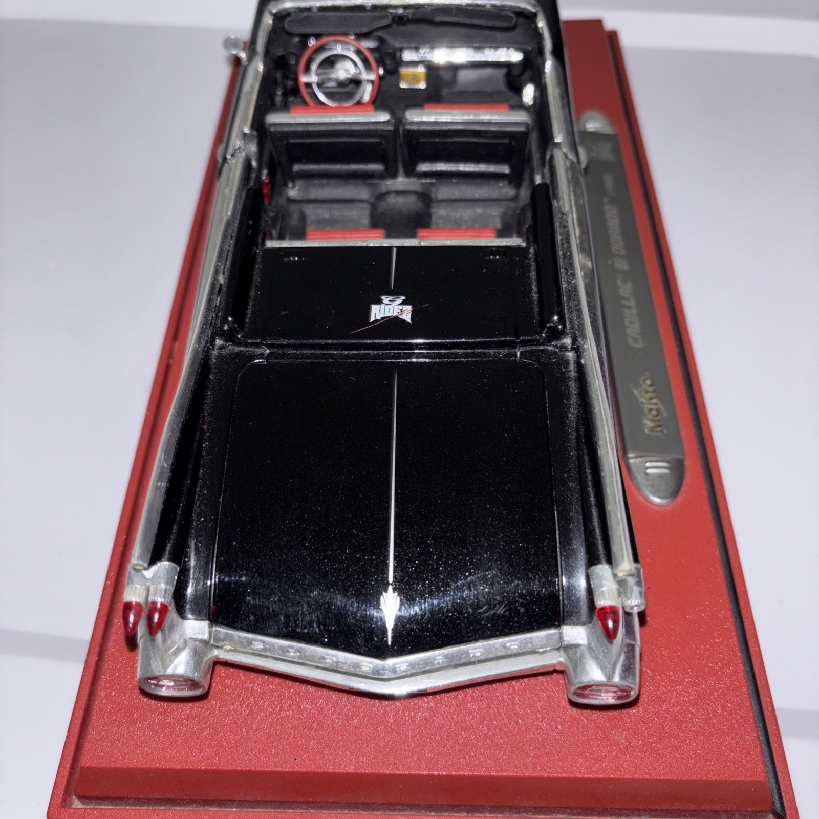 Maisto 1:18 1959 Cadillac Eldorado Biarritz Custom Shop Black with Stand