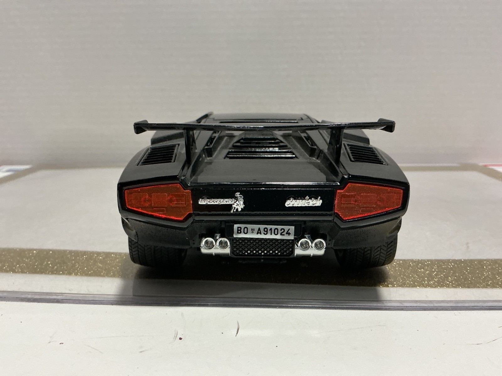 1/18 BURAGO LAMBORGHINI CANTACH 1988 BLACK ON TAN