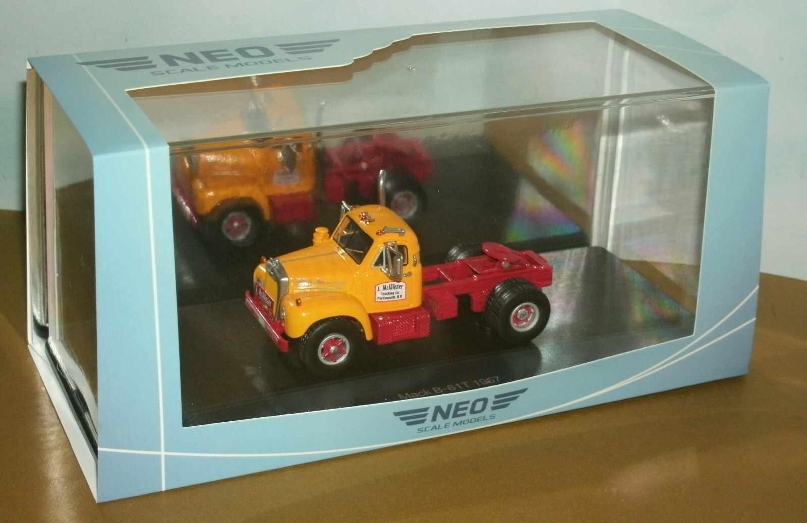 1/64 Scale 1957 Mack B-61T Tractor Unit Truck (3.5″) Resin Model Neo NEO64058