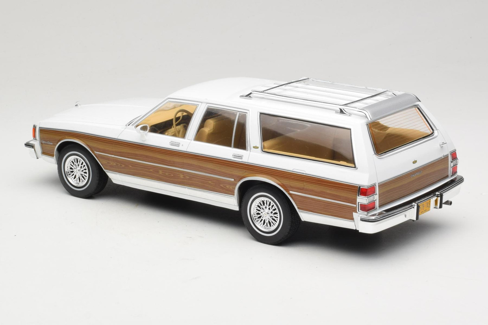 Chevrolet Caprice Estate Wagon White 1:18 MCG | MCG18475