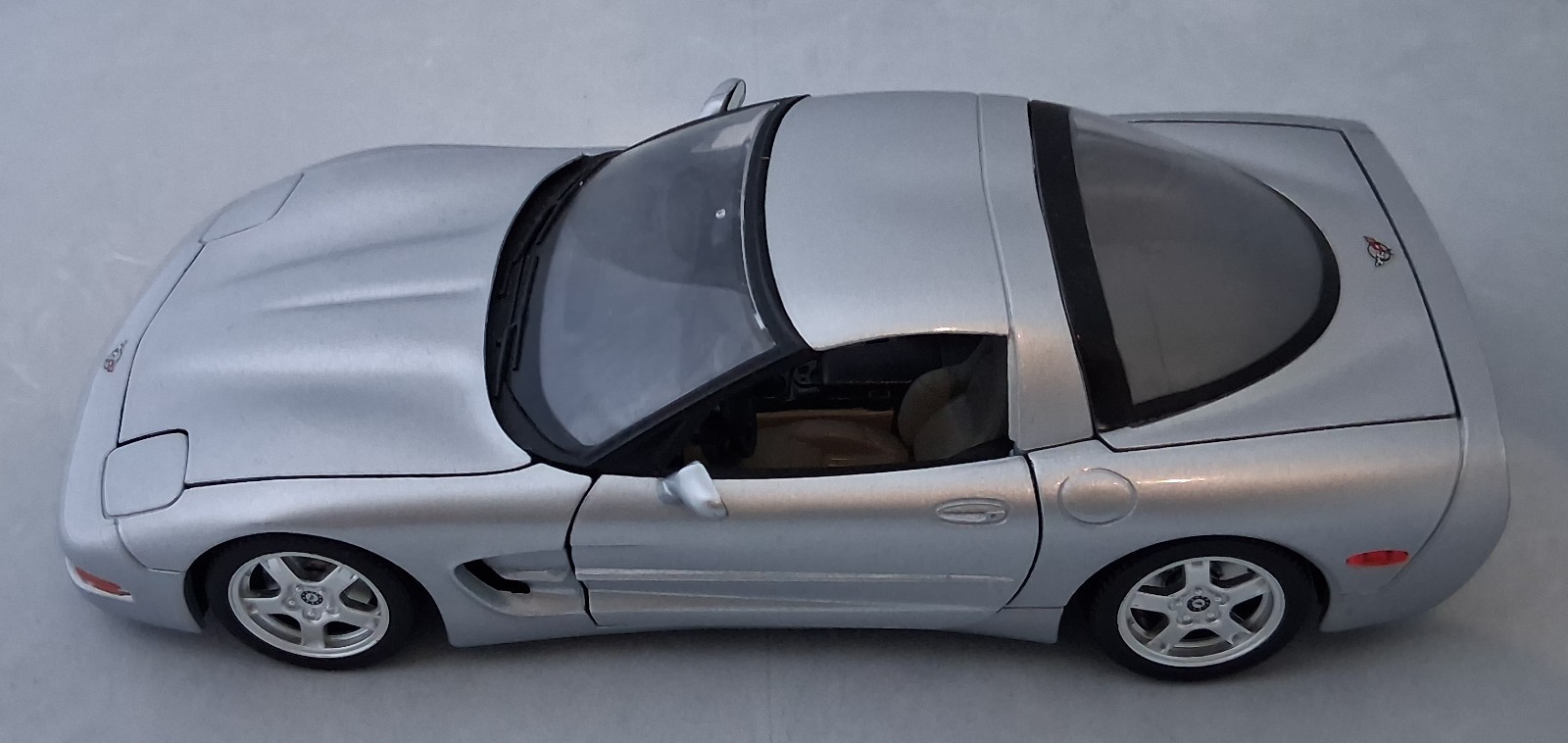 1999 Chevrolet Corvette C5 1:18 Diecast (Silver) : Burago