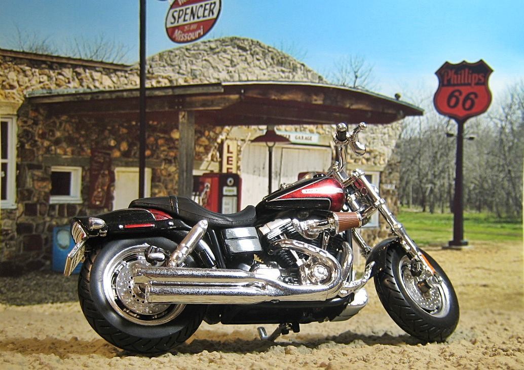 Maisto 1/18 Harley-Davidson CVO Fat Bob Twin Headlight 2009 Red/Black Steampunk