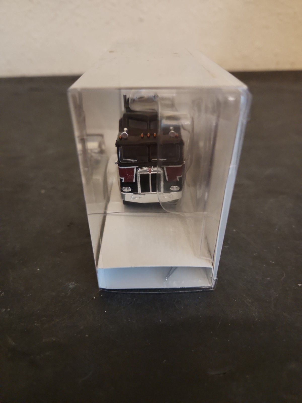 Brekina Automodelle 85726 1:87 1976 Kenworth K100 Aerodyne Sleeper Cab Black/Red
