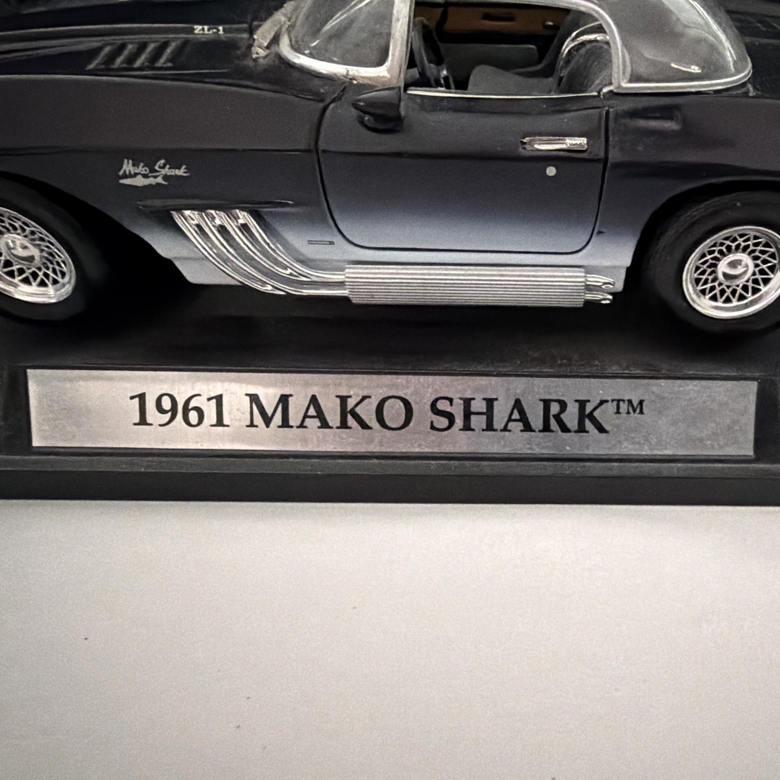 MOTORMAX 1961 Chevrolet Mako Shark Diecast Model Car Black/Silver w/ Base