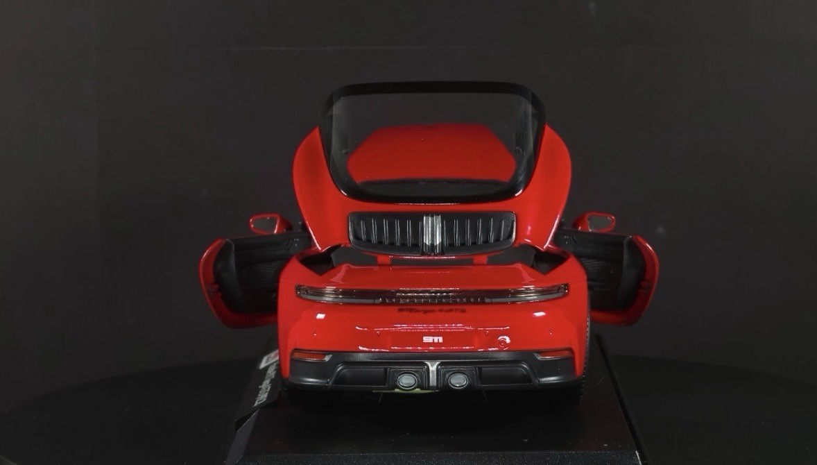 Porsche 911 Targa 4 GTS (992.2) 1:18 Maisto Exclusive Style Special Edition red