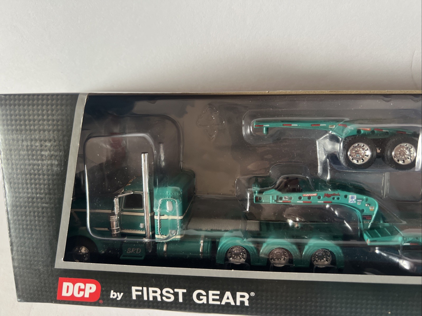1:64 DCP Peterbilt 389 W 36 Flat Top Sleeper Fontaine Lowboy Jeep Trailer