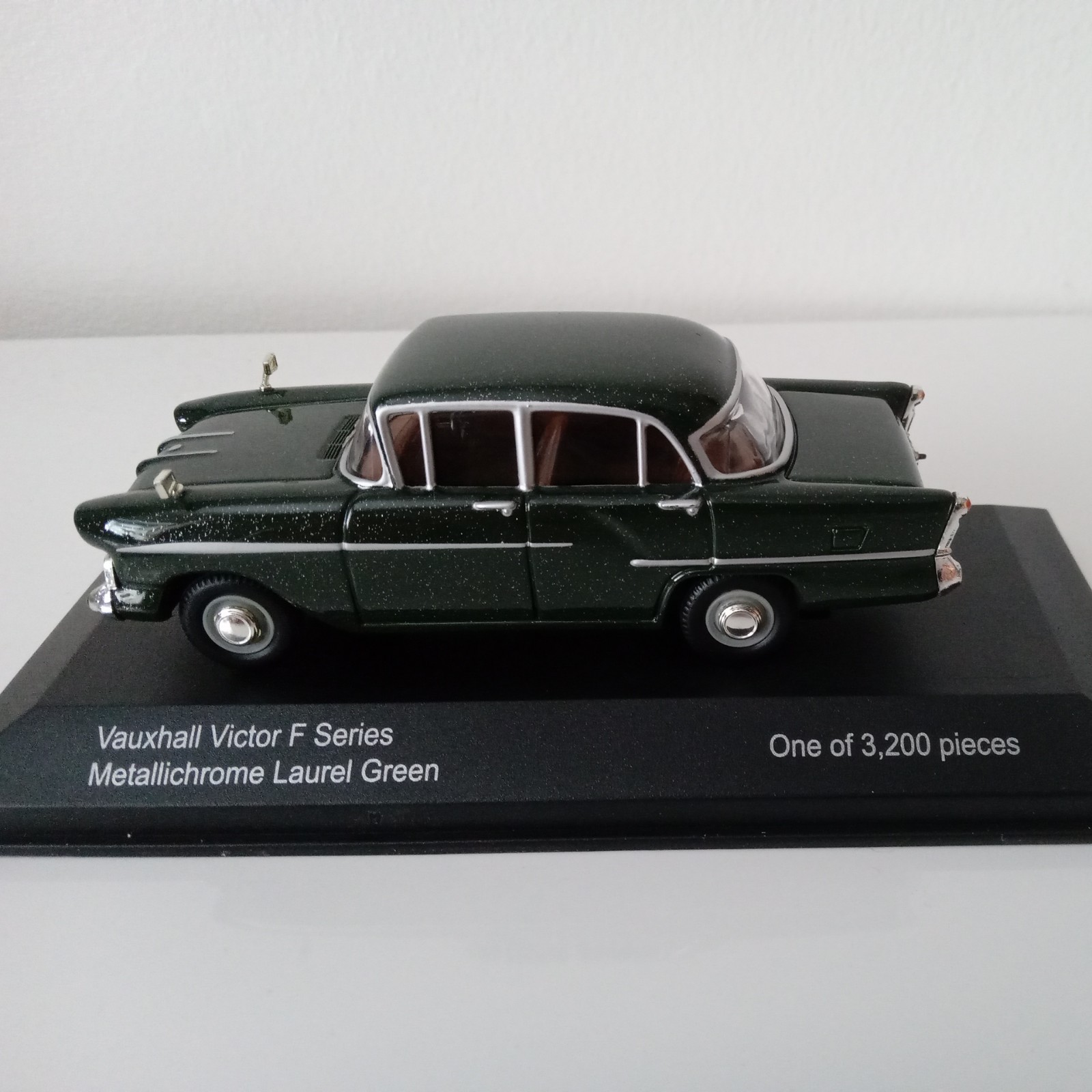 Vanguards VA03809 Vauxhall Victor F Series Metallichrome Laurel Green 1/43 Scale