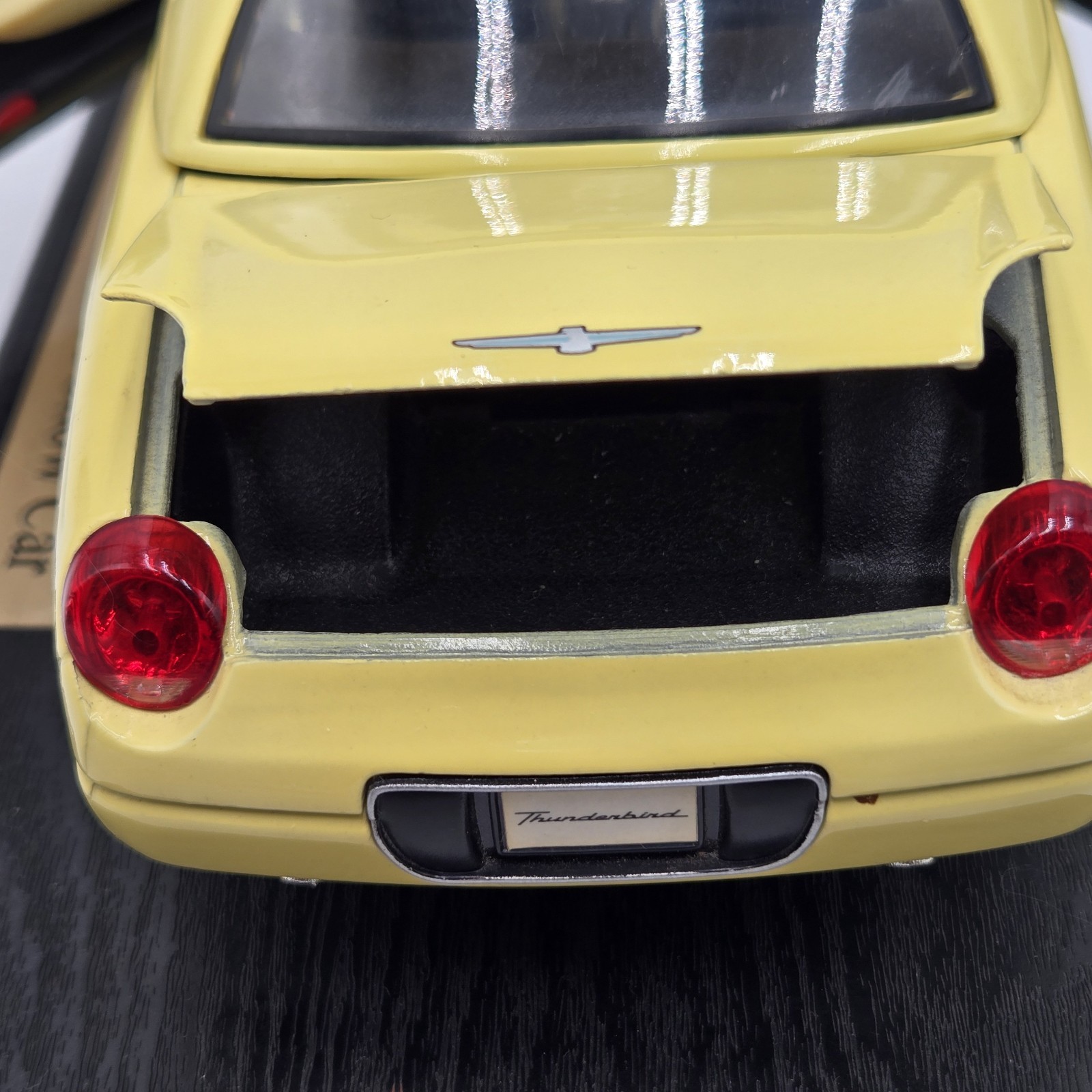MAISTO Special Edition 1:18 Ford Thunderbird Show Car 1999 Removable Top w/Stand