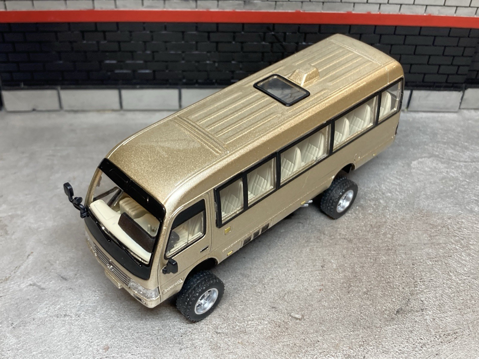 2013 Toyota Coaster Minibus Lifted 4×4 Shuttle Bus 1/64 Scale Diecast Custom