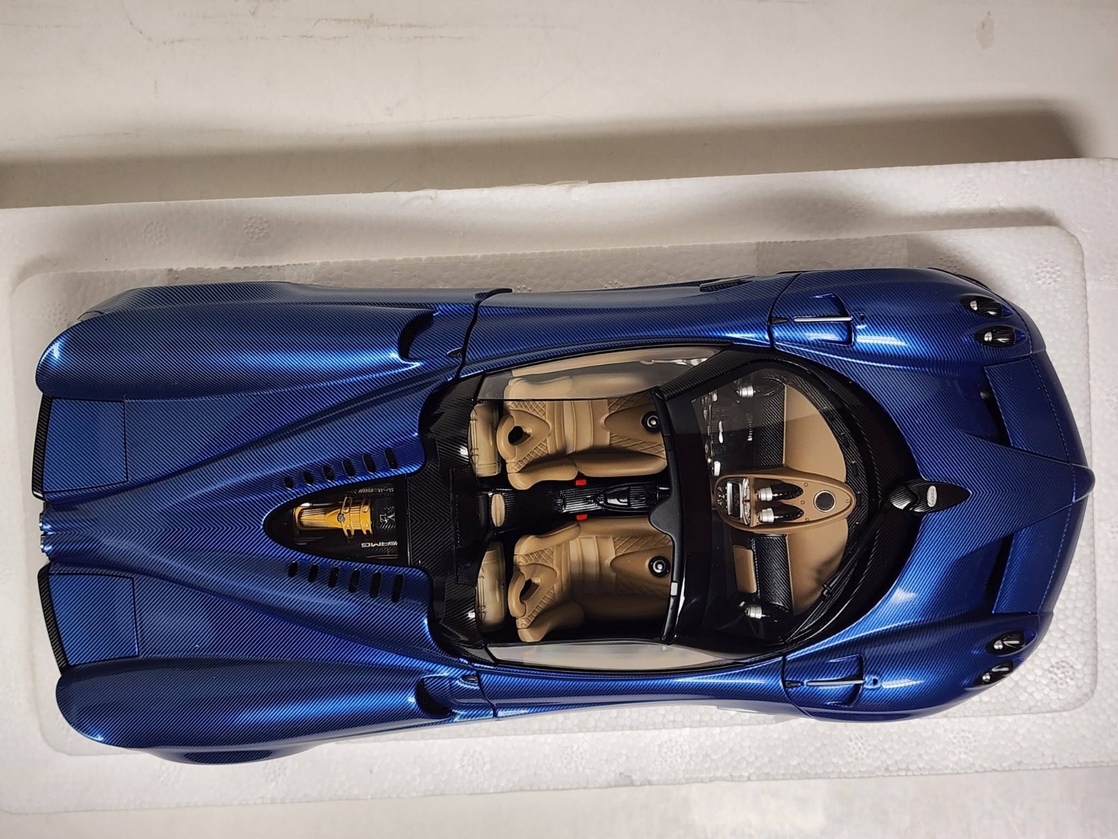 AUTOart 1:18 diecast car – Pagani Huayra Roadster (BLU Tricolore Carbon Fiber).