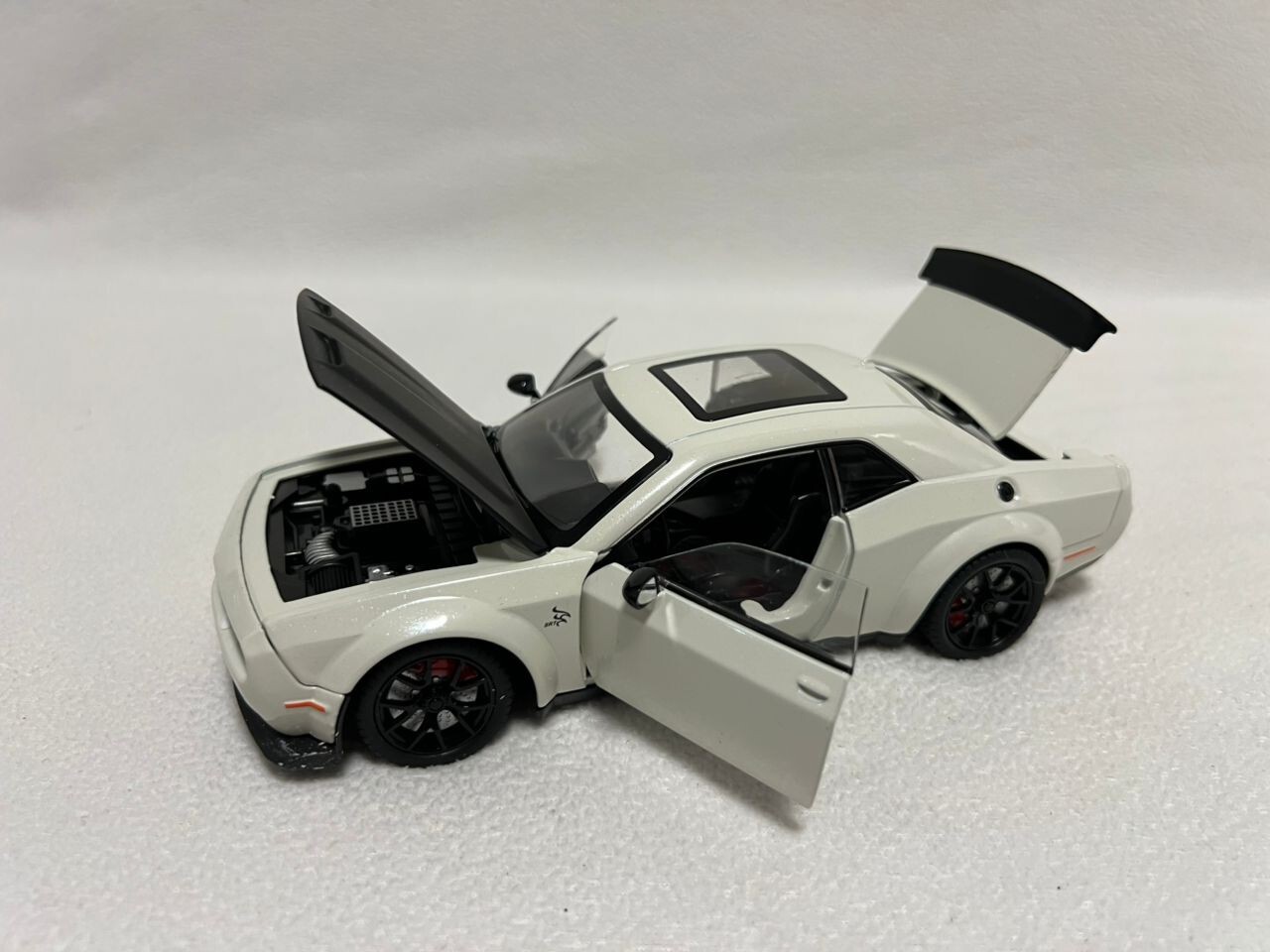 1:24 Dodge Challenger Hellcat Alloy Diecast Toy Car Model Sound Light Pull Back
