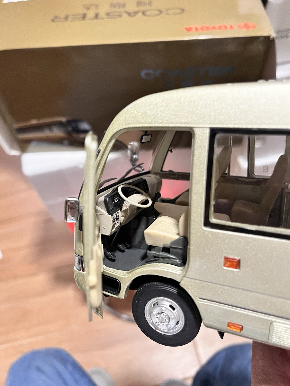 1:24 Scale Toyota Coaster Liesse Passenger Minibus Diecast Model Car