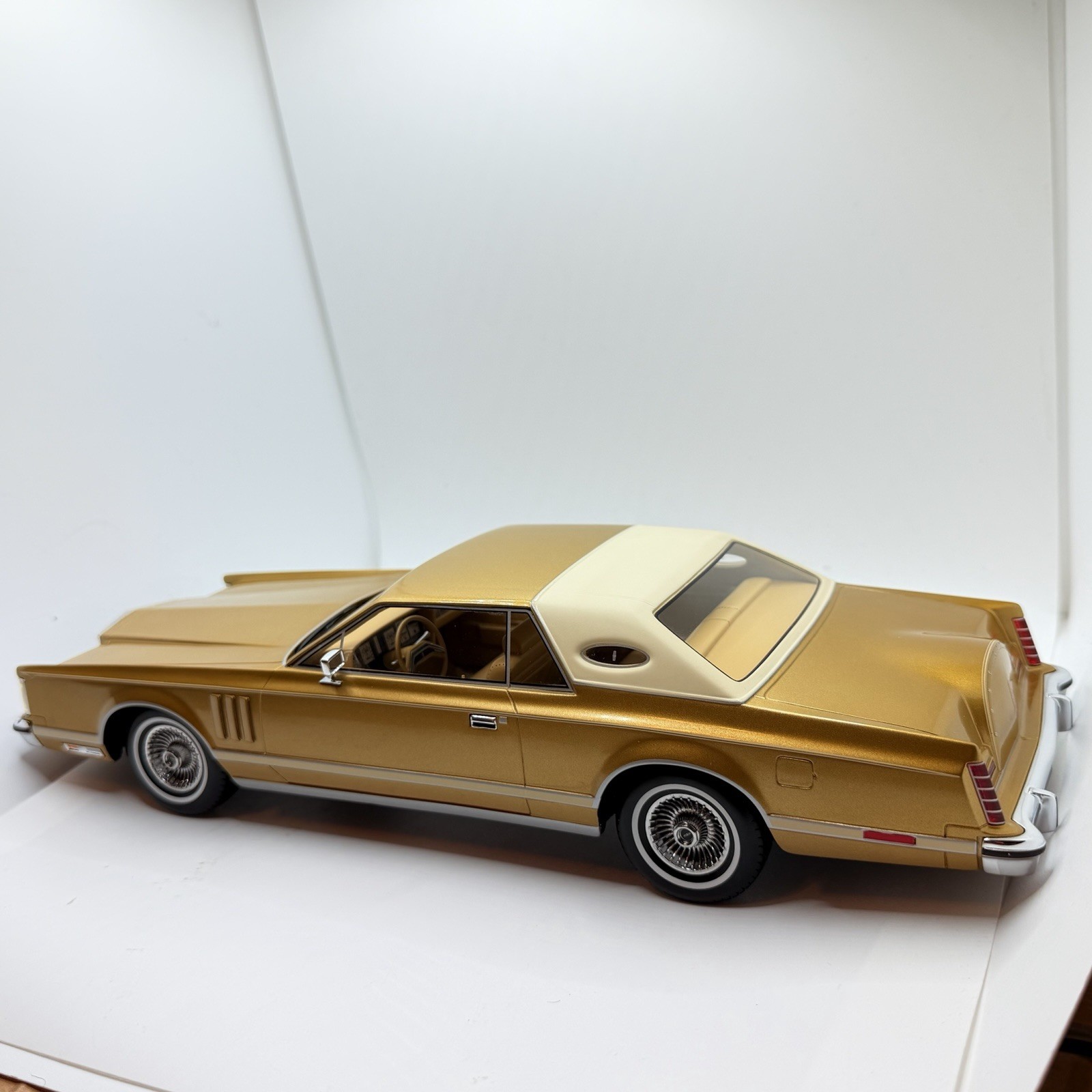 1977 LINCOLN CONTINENTAL MARK V GOLD SEALED MODEL 1:18 by MCG MODEL CAR GROUP