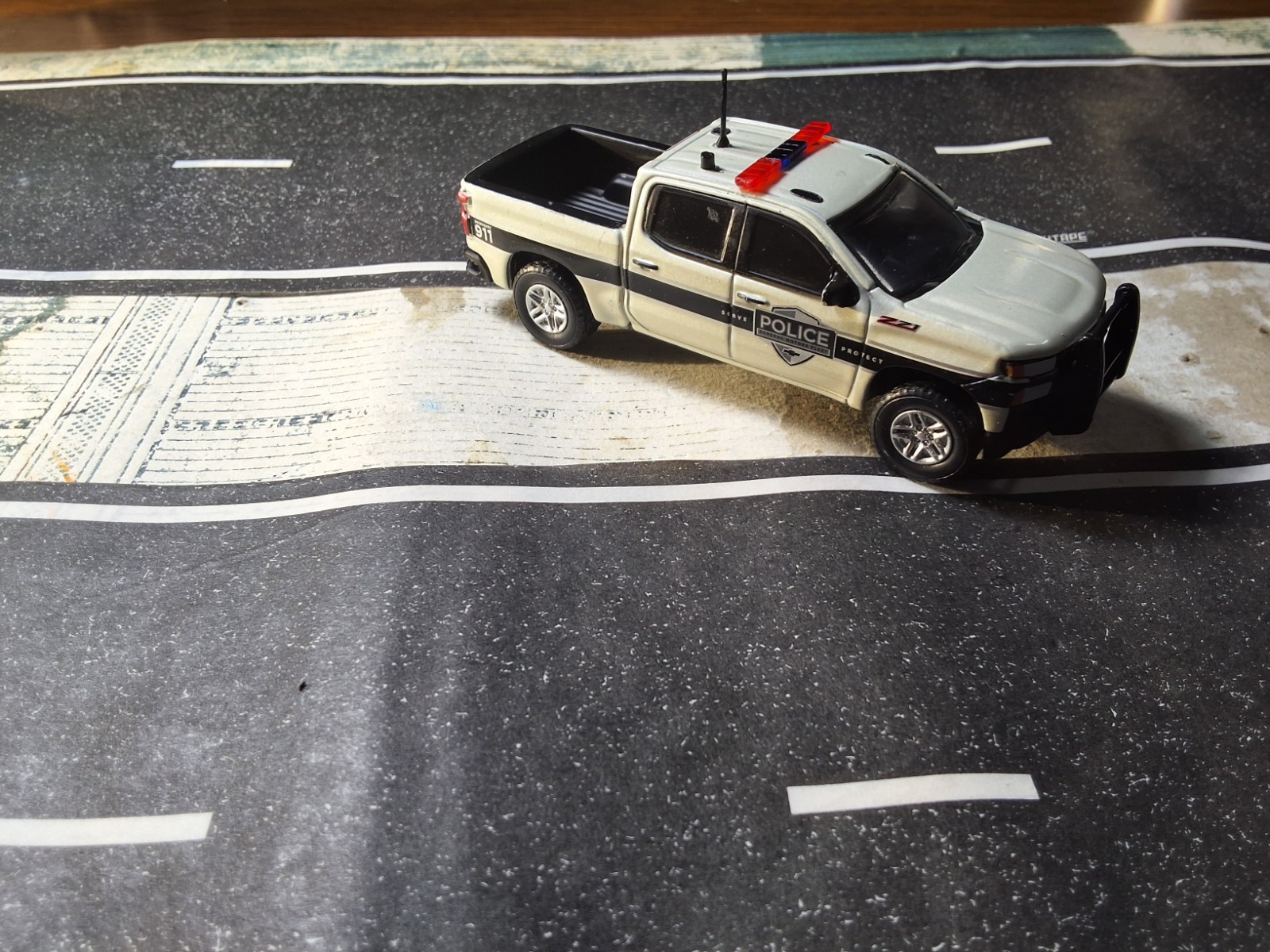 Greenlight Police Custom 1/64 Chevy Silverado SSV with Police Officer Driving
