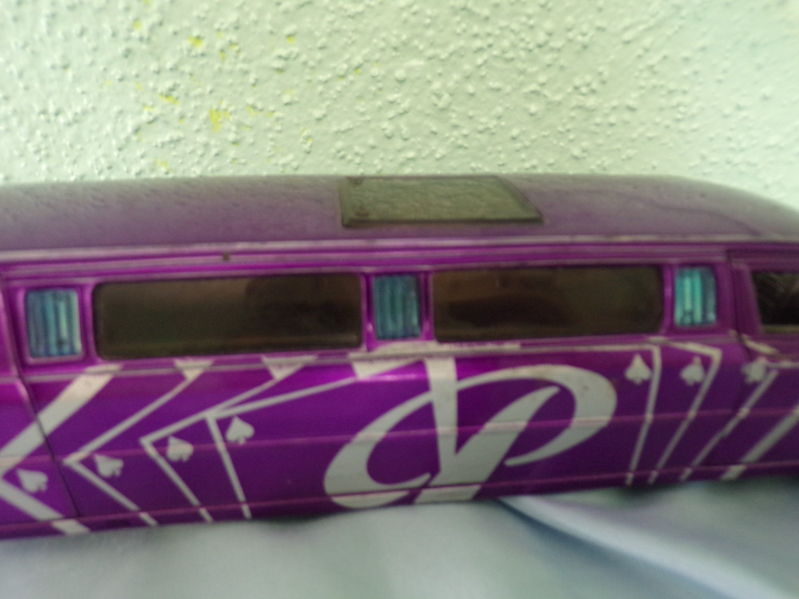 1/24 Maisto Playerz 2005 Chrysler 300C Hemi Limousine purple Silvers as is