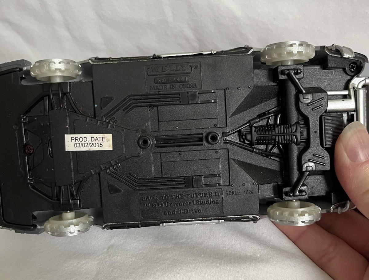 Welly 1:24 BACK TO THE FUTURE II DELOREAN Time Machine Universal Studios Car