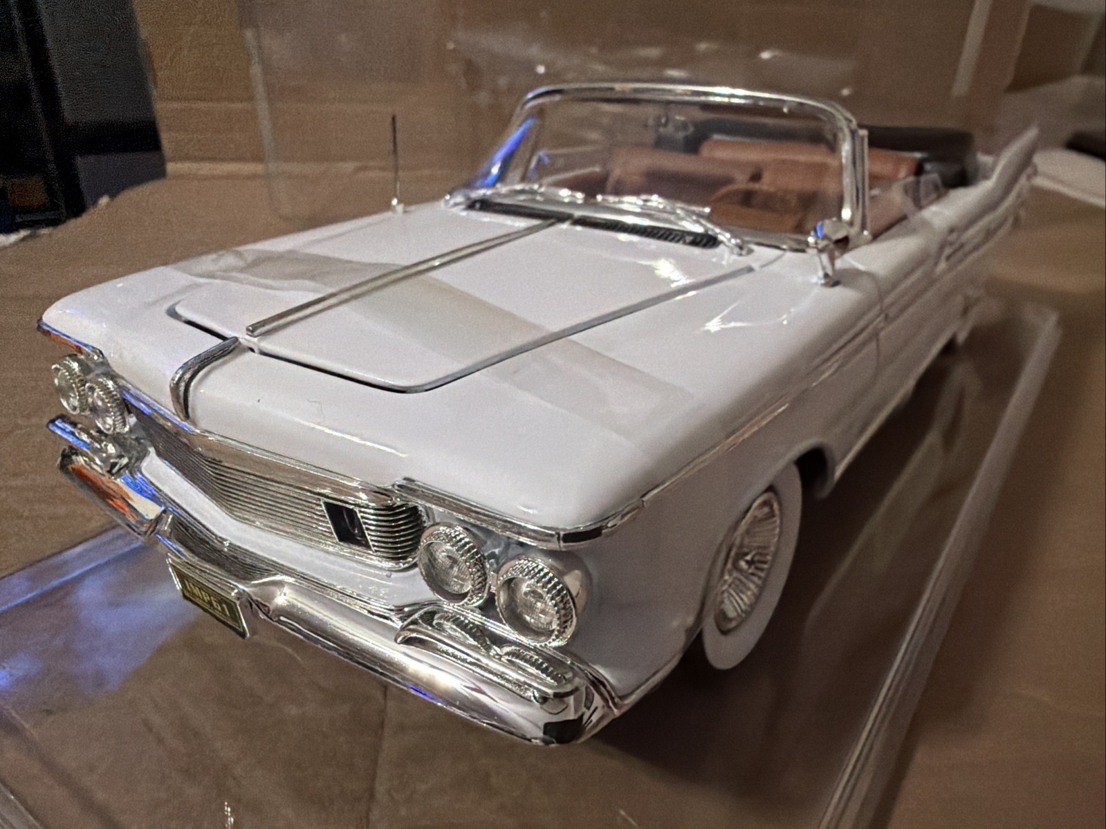 Yat Ming Road Signature 1961 Imperial Crown Convertible White 1:18 Removable Top