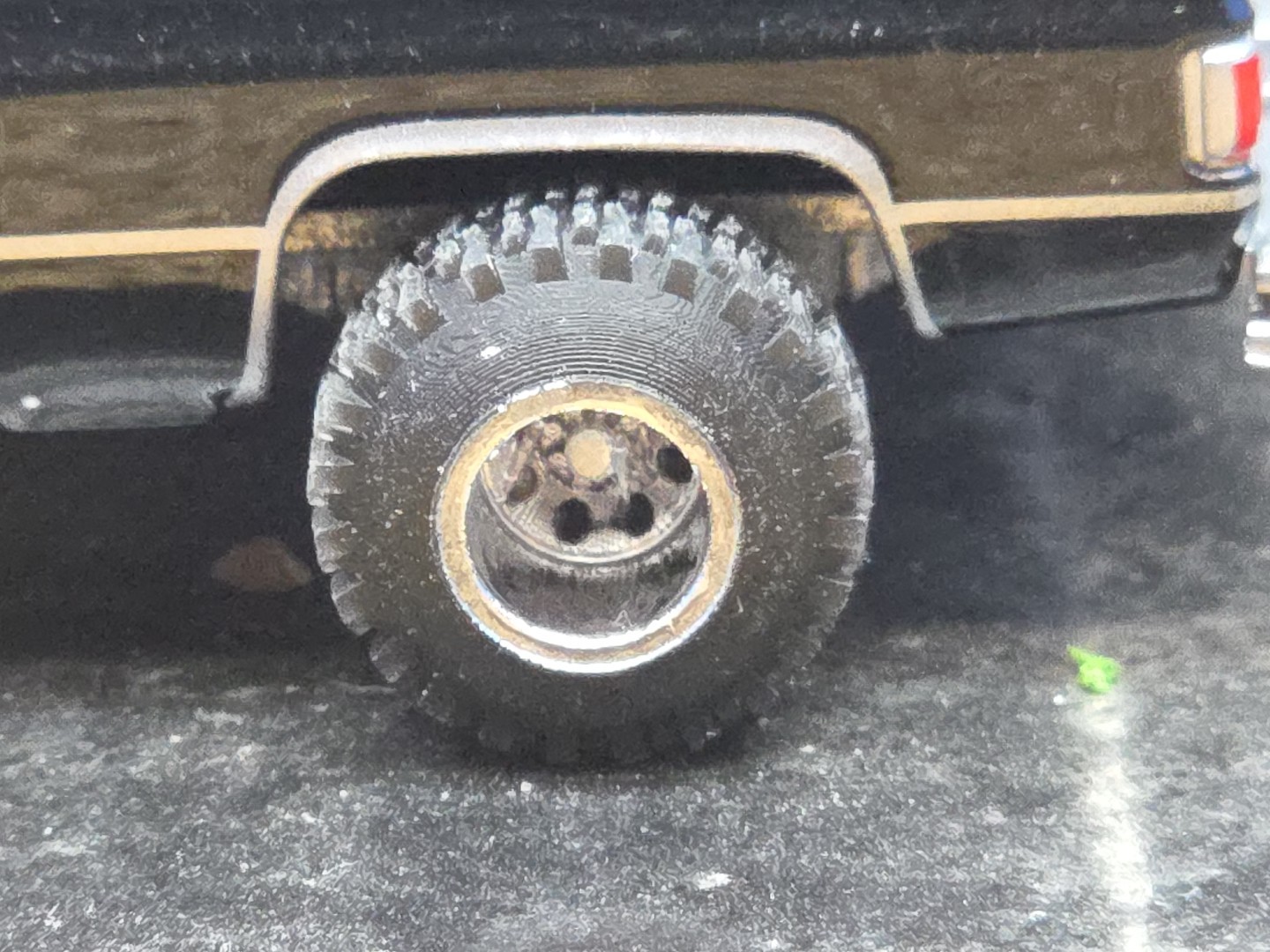 CUSTOM BUILT LIFTED 1:64 CHEVEROLET 1980s Silverado SQUARE BODY CHEVY 4×4 mud 83